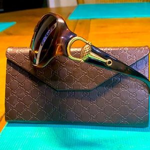 Authentic Gucci Beautiful Sunglasses with a gold horse bite, excellent condition